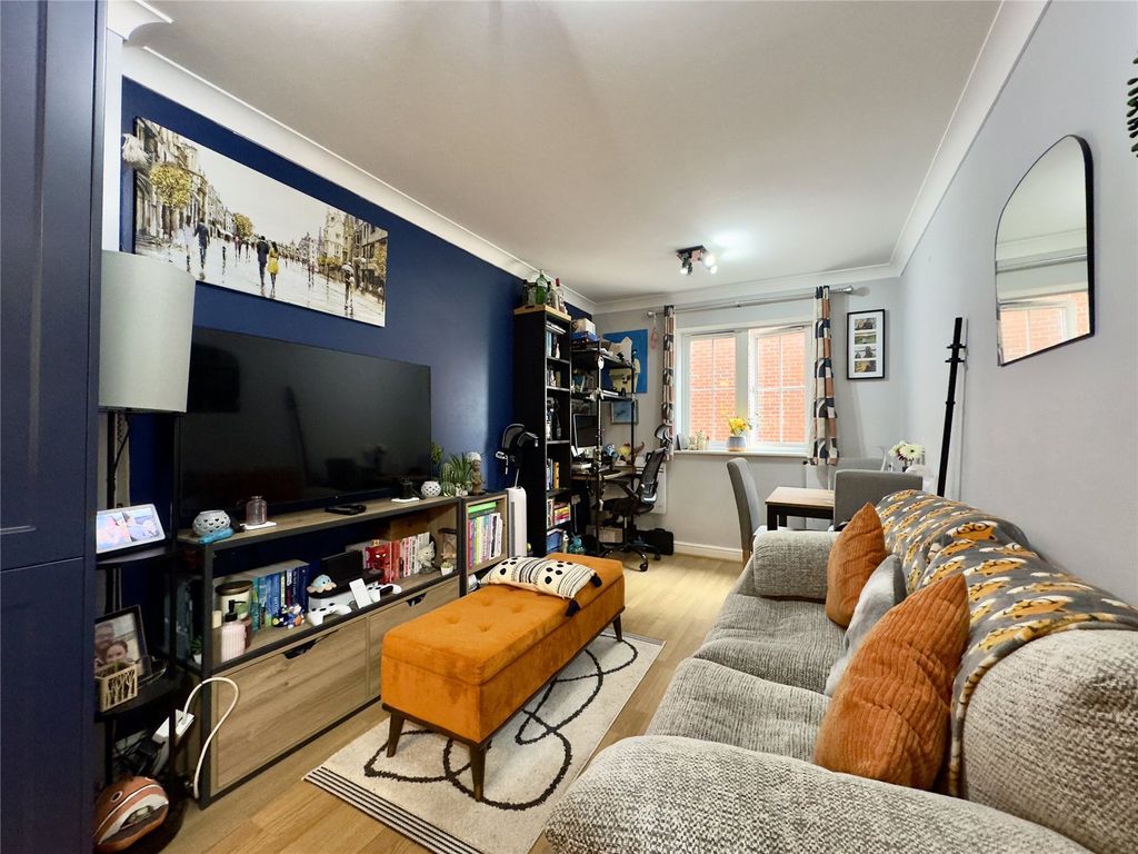 1 bed flat for sale in London Road, Camberley GU15, £180,000