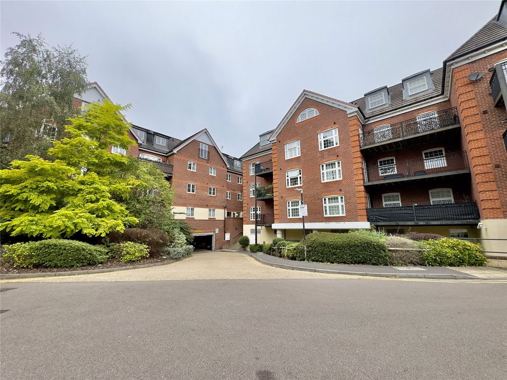 1 bed flat for sale in London Road, Camberley GU15, £180,000