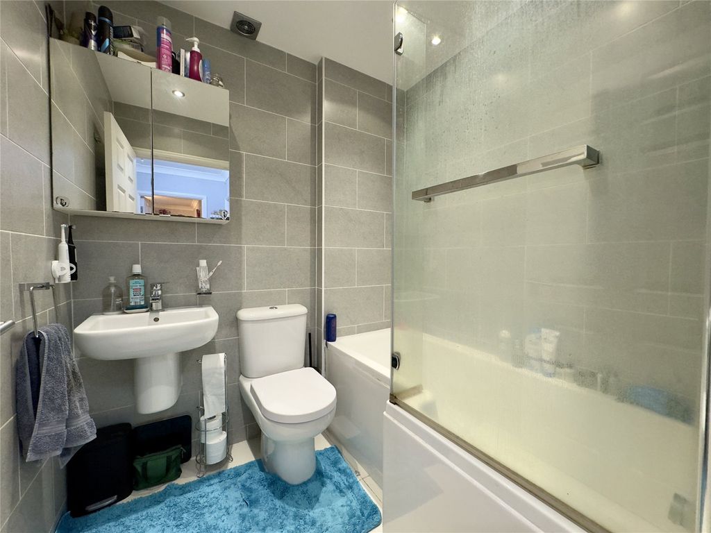 1 bed flat for sale in London Road, Camberley GU15, £180,000