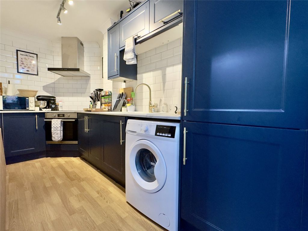 1 bed flat for sale in London Road, Camberley GU15, £180,000