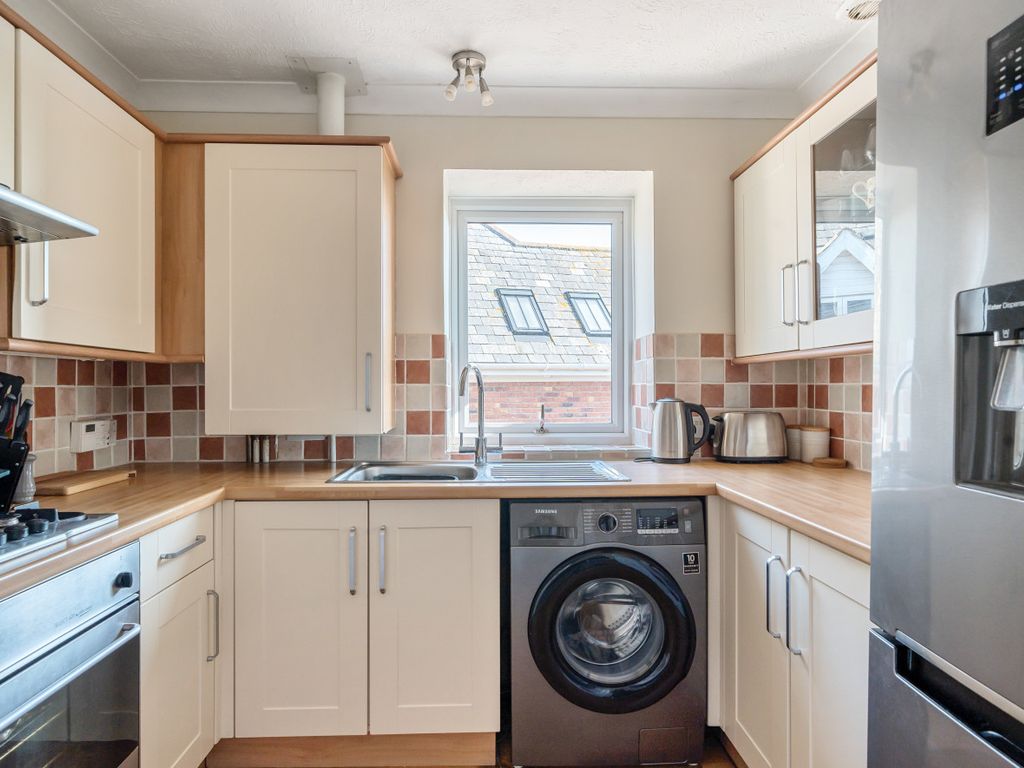 2 bed flat for sale in Lower Street, Pulborough, West Sussex RH20, £200,000