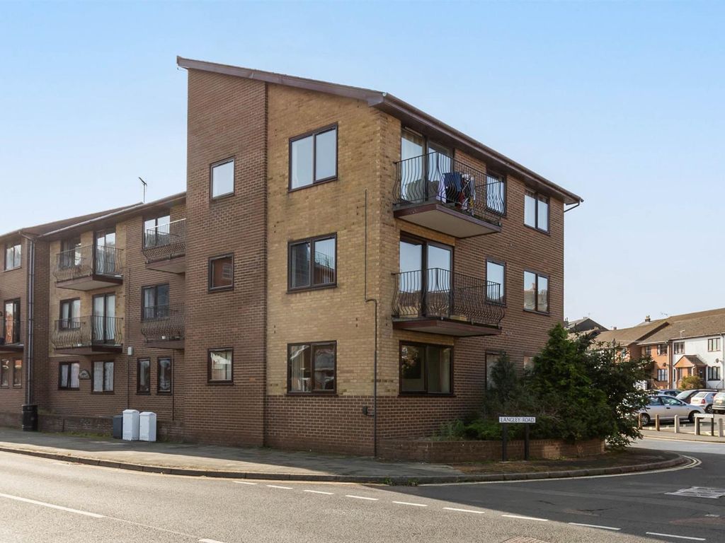 2 bed flat for sale in Medina Road, Cowes PO31, £195,000