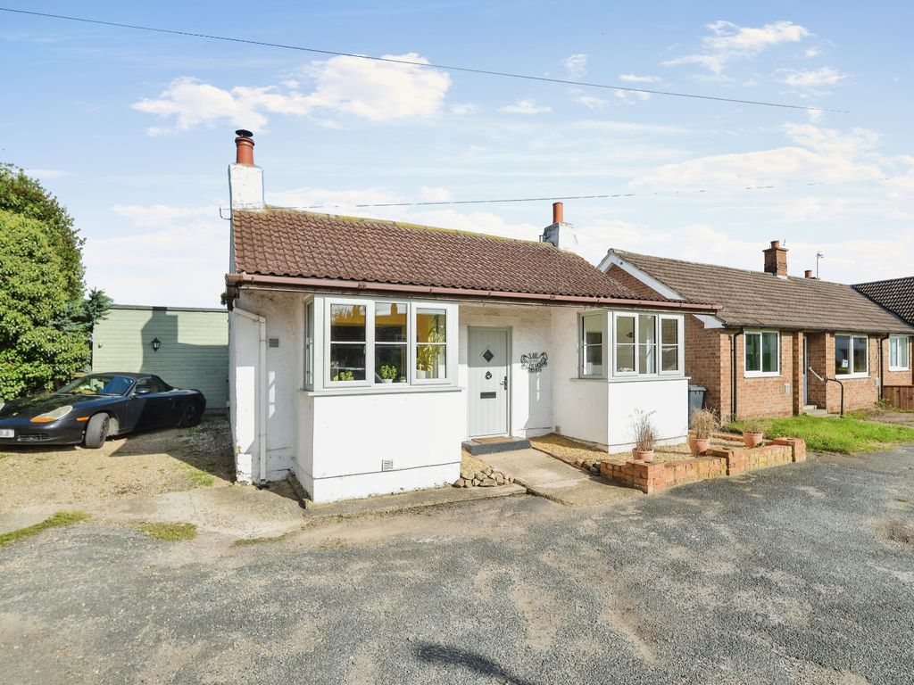 3 bed bungalow for sale in Great Fencote, Northallerton DL7, £285,000