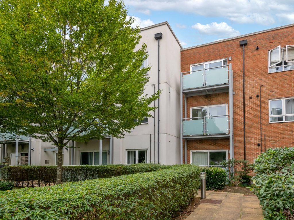 1 bed flat for sale in Canalside, Redhill, Surrey RH1, £235,000