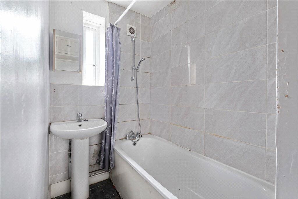 2 bed flat for sale in Warwick Gardens, London Road, Thornton Heath CR7, £200,000