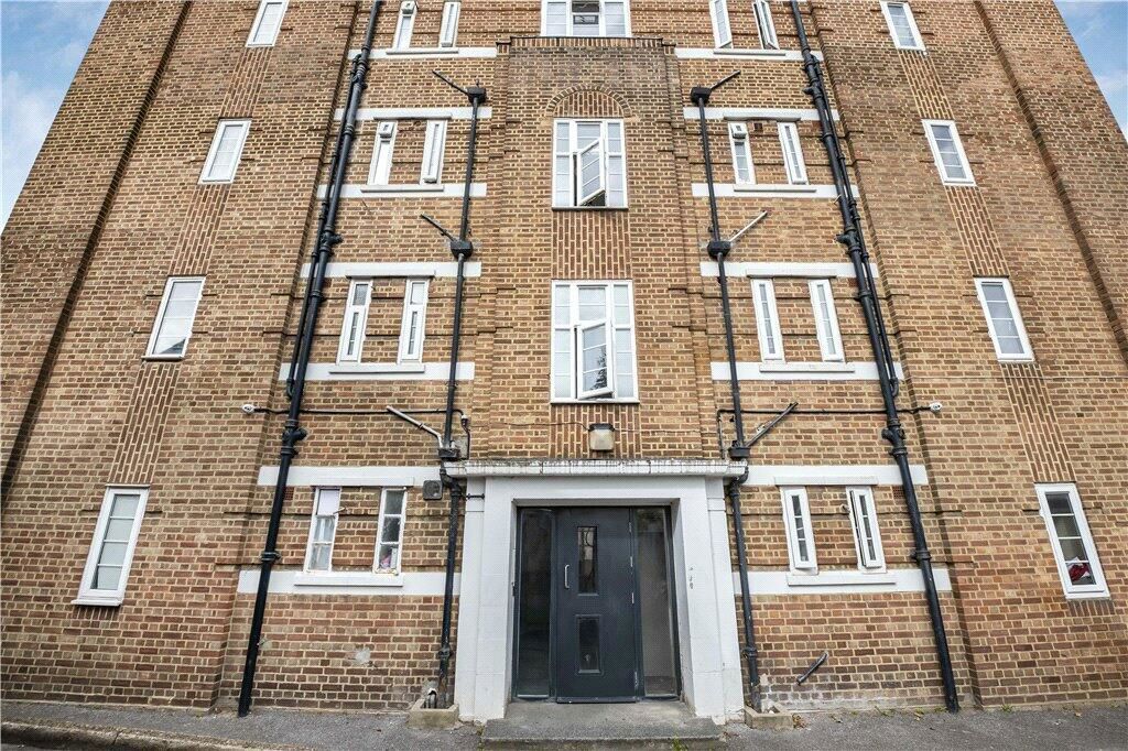 2 bed flat for sale in Warwick Gardens, London Road, Thornton Heath CR7, £200,000
