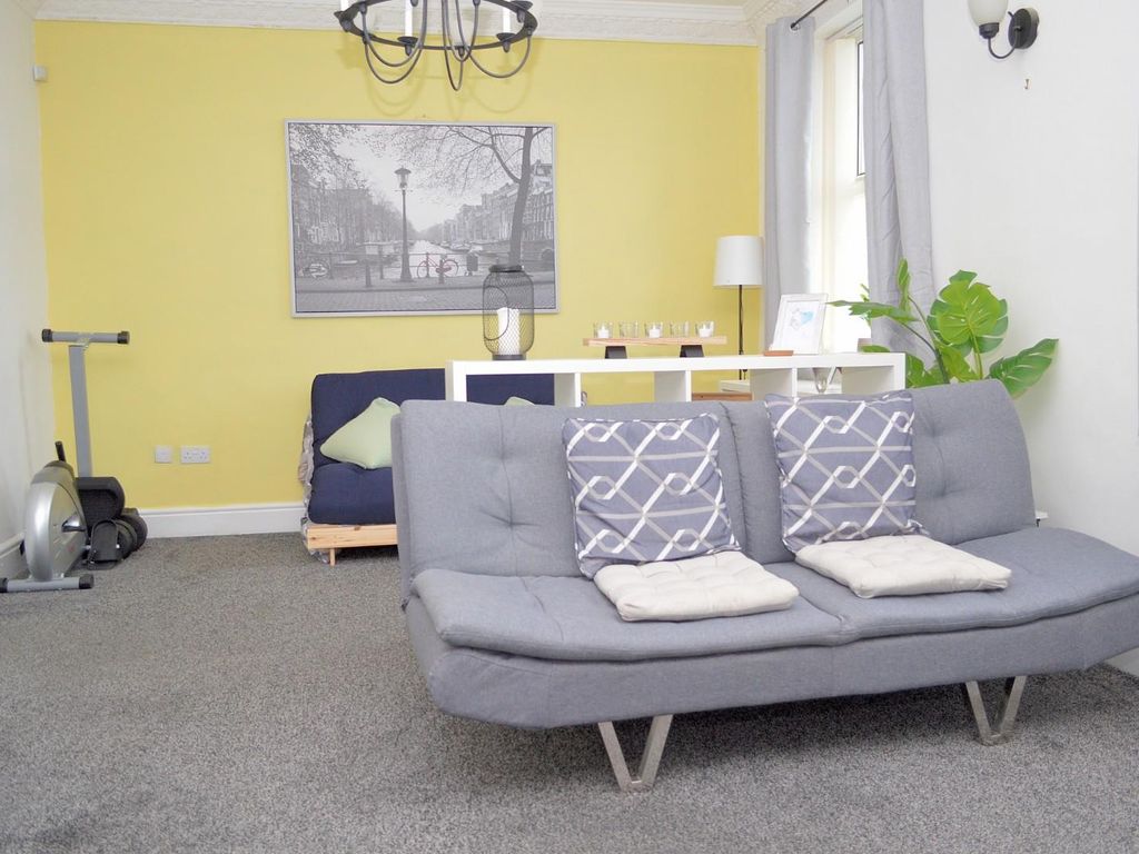 2 bed flat for sale in Arncliffe Rise, Oldham OL4, £159,995