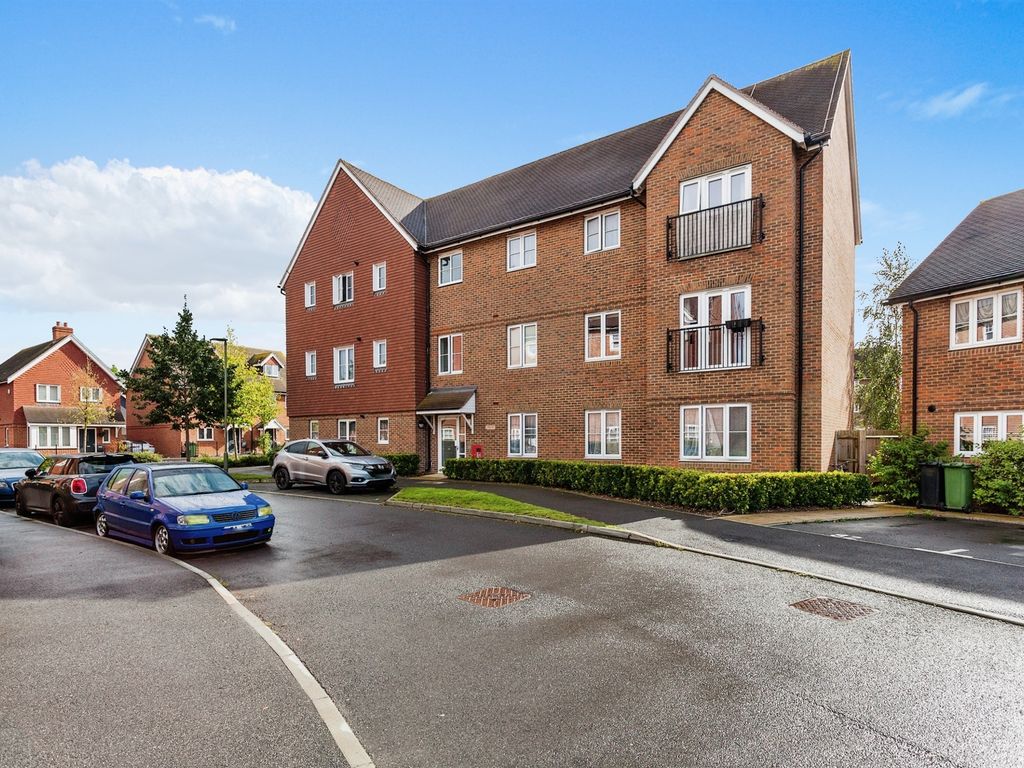 2 bed flat for sale in Blundon Way, Horley RH6, £152,500