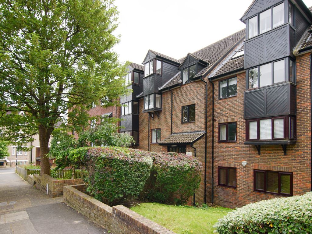 1 bed flat for sale in Mowbray Road, London SE19, £180,000