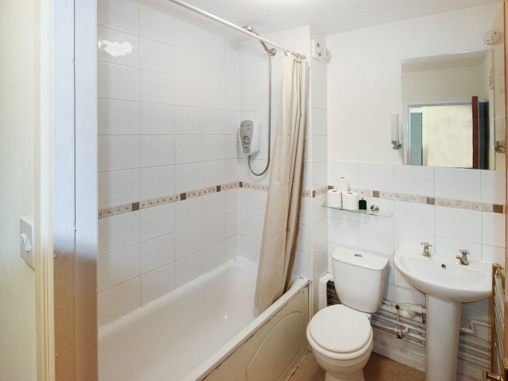 1 bed flat for sale in Mowbray Road, London SE19, £180,000