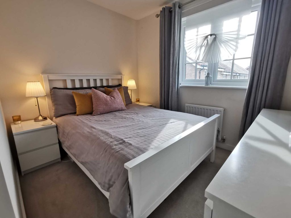 3 bed detached house for sale in Mallard Crescent, Caddington LU1, £142,500