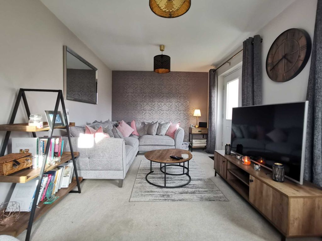 3 bed detached house for sale in Mallard Crescent, Caddington LU1, £142,500