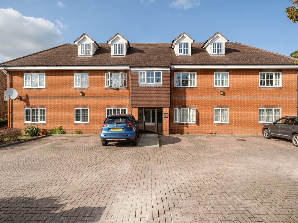 2 bed flat for sale in Roebuck Estate, Binfield, Bracknell, Berkshire RG42, £275,000