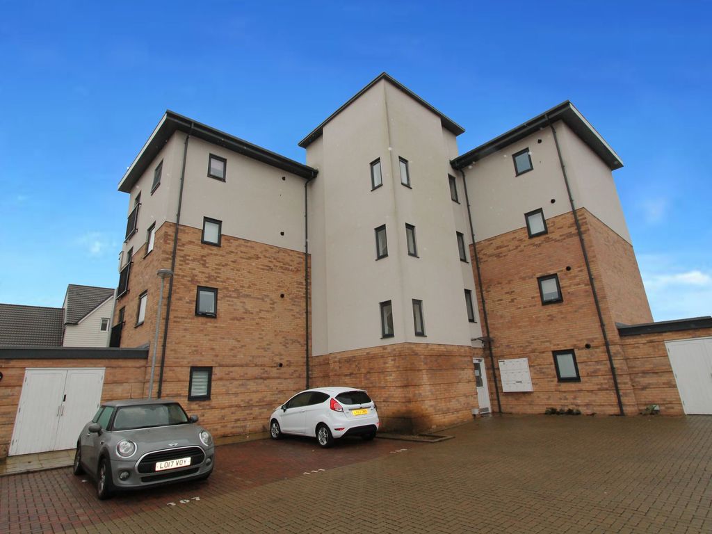 2 bed flat for sale in Sovereign Place, Hatfield AL9, £265,000