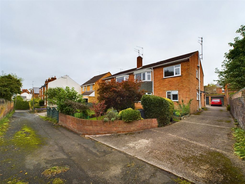 2 bed maisonette for sale in Green Hill Place, London Road, Worcester, Worcestershire WR5, £165,000