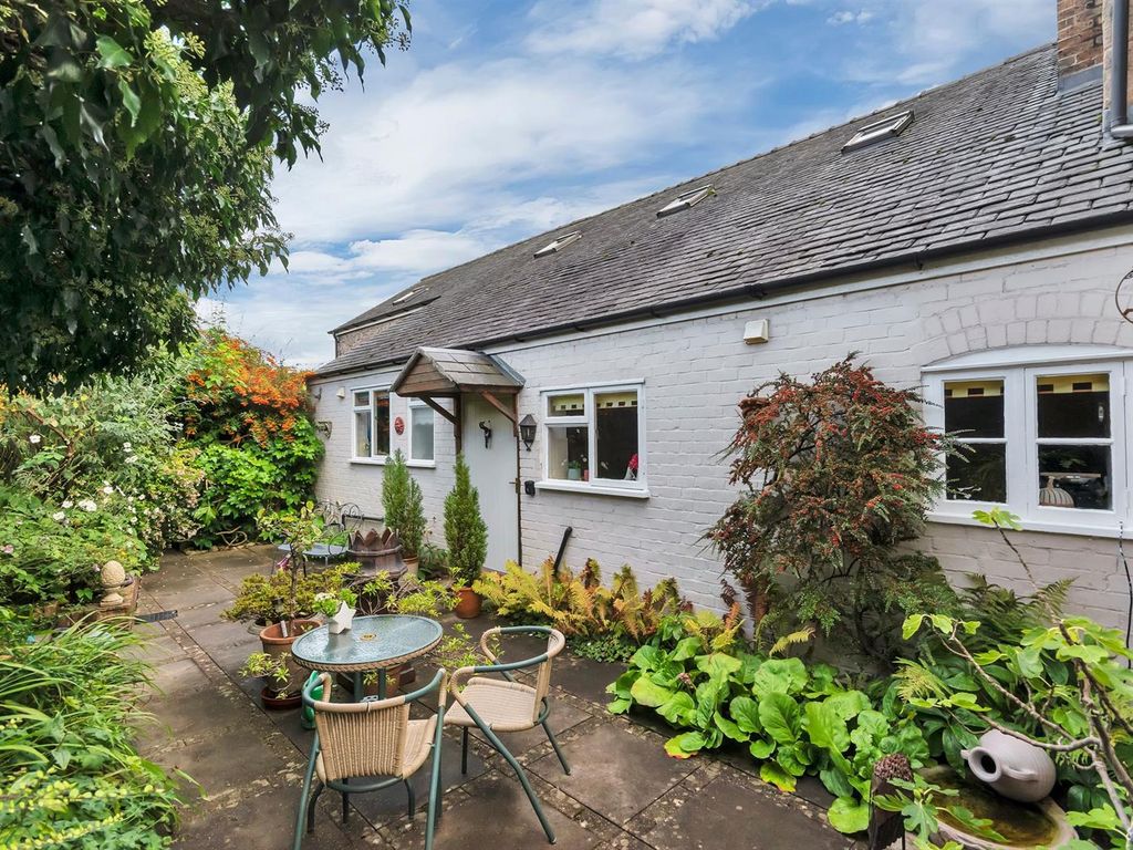 3 bed cottage for sale in Powis Close, Pant, Oswestry SY10, £325,000