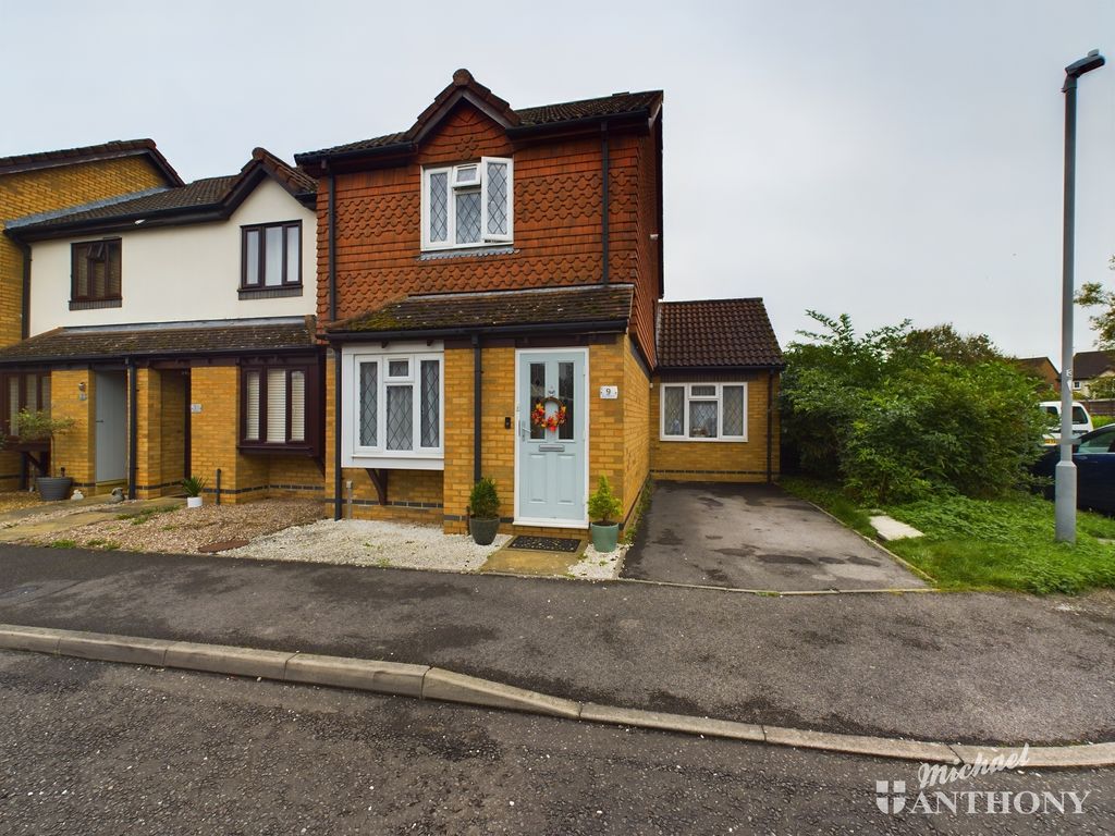 2 bed end terrace house for sale in Far Furlong Close, Aylesbury HP21, £320,000