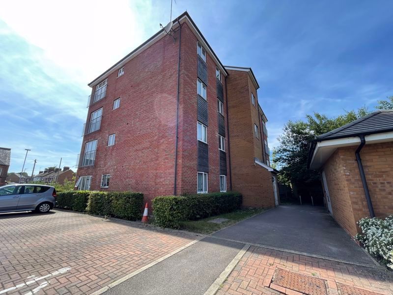 2 bed flat for sale in Stokers Close, Dunstable LU5, £210,000