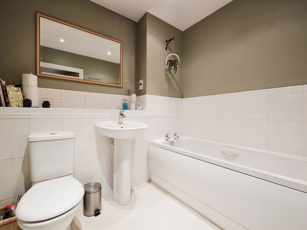 2 bed flat for sale in Farriers Way, Chesham HP5, £300,000