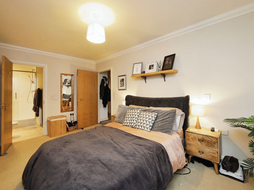 2 bed flat for sale in Farriers Way, Chesham HP5, £300,000