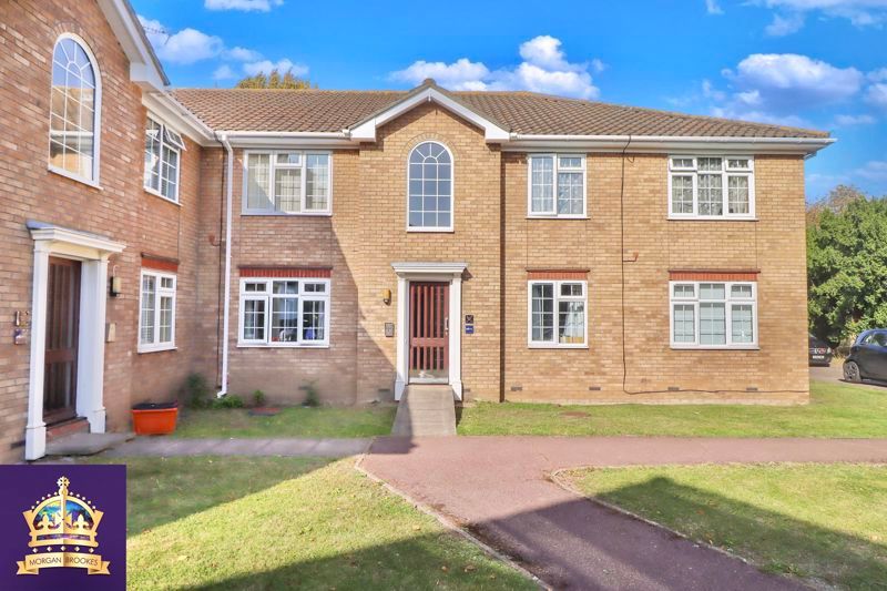 2 bed flat for sale in Bishops Close, Basildon SS13, £240,000