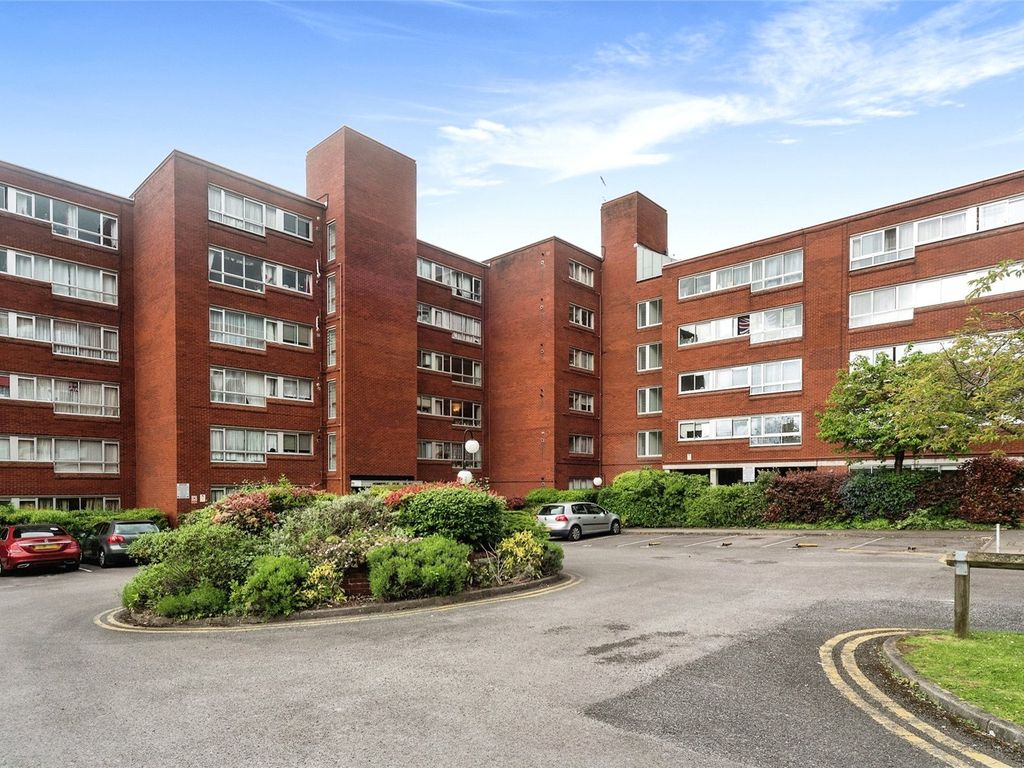 2 bed flat for sale in Homefield Park, Sutton SM1, £200,000