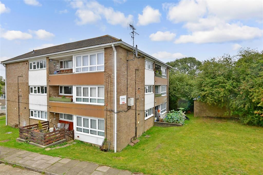 1 bed flat for sale in Chetwode Road, Tadworth, Surrey KT20, £132,000
