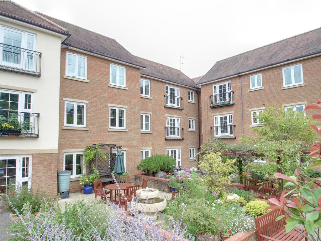 1 bed flat for sale in High Street, Berkhamsted HP4, £185,000