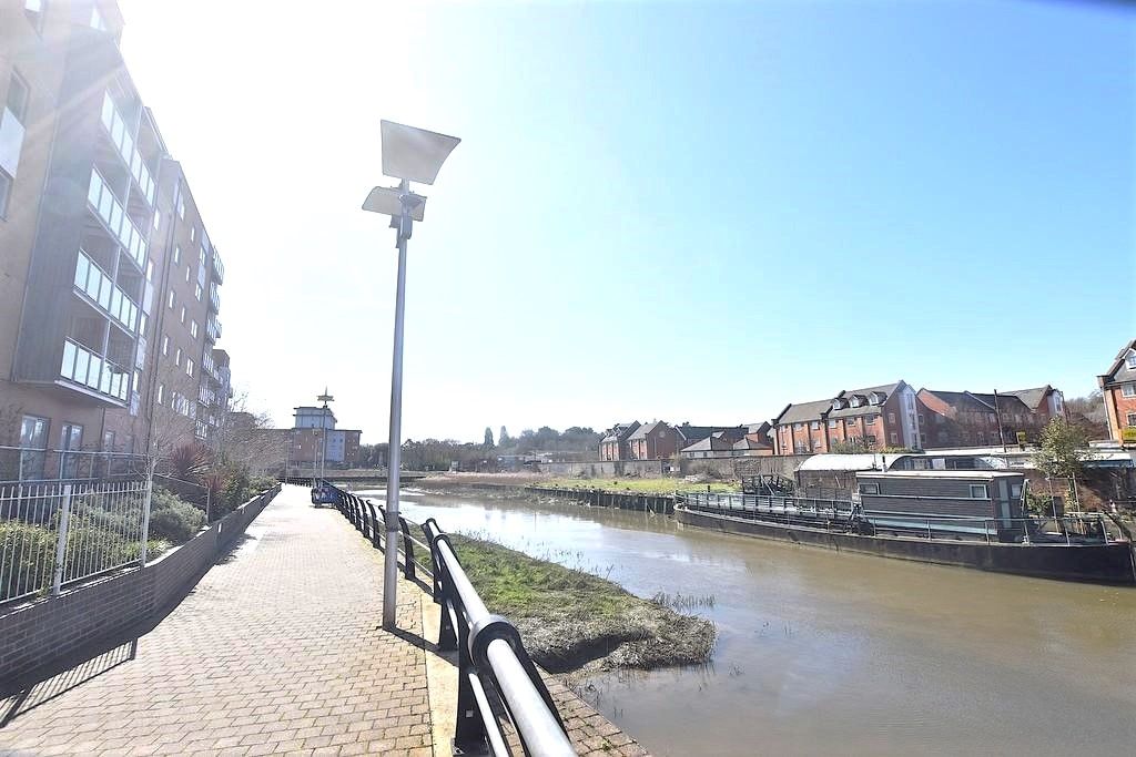 1 bed flat for sale in Hawkins Road, Colchester CO2, £130,000