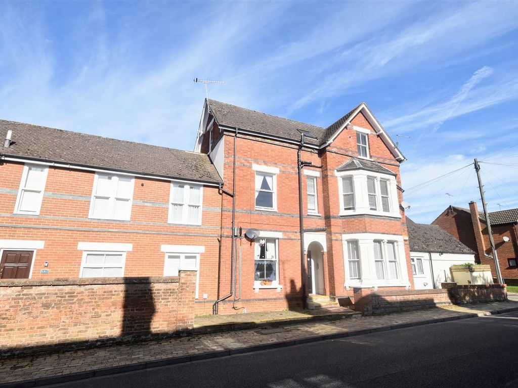 1 bed flat for sale in Icknield House, Grove Road, Leighton Buzzard LU7, £130,000