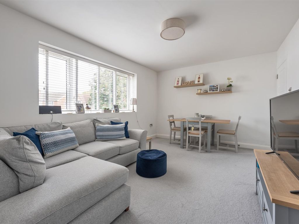 2 bed flat for sale in Gaynes Hill Road, Woodford Green IG8, £300,000