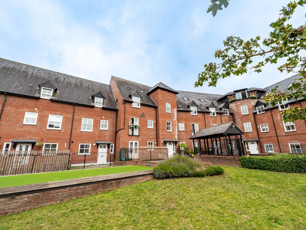 2 bed flat for sale in Haslers Lane, Dunmow, Essex CM6, £180,000