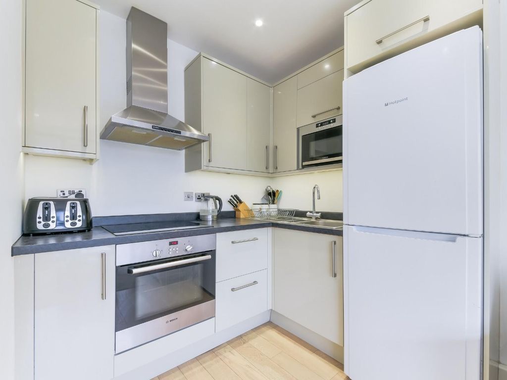 1 bed flat for sale in Barnsbury Lane, Surbiton KT5, £220,000