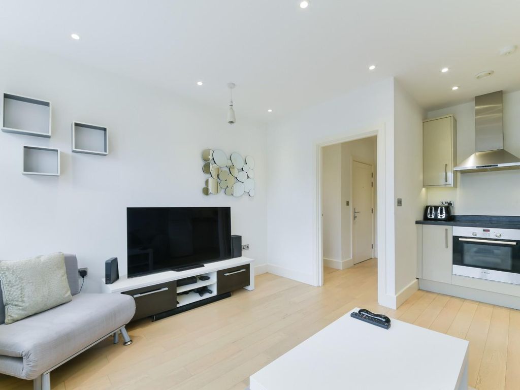 1 bed flat for sale in Barnsbury Lane, Surbiton KT5, £220,000