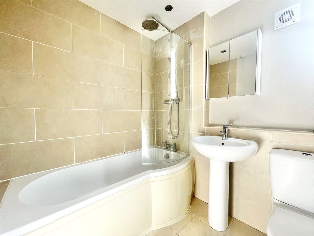 2 bed flat for sale in Macaulay Street, Leicester, Leicestershire LE2, £160,000