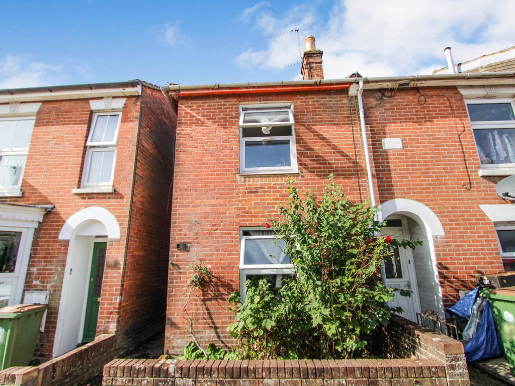 2 bed end terrace house for sale in Earls Road, Southampton SO14, £220,000