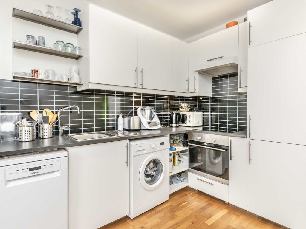 1 bed flat for sale in Chiswick Road, London W4, £285,000