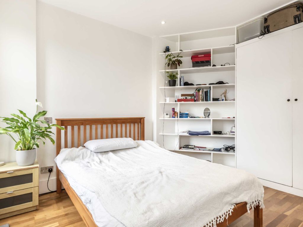 1 bed flat for sale in Chiswick Road, London W4, £285,000