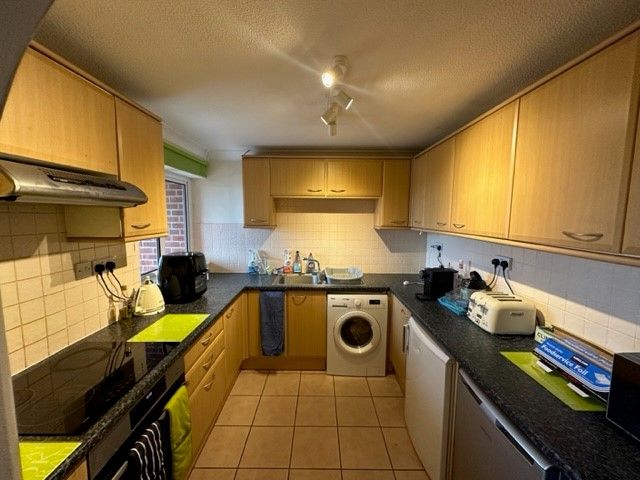2 bed flat for sale in Sagecroft Road, Thatcham RG18, £185,000
