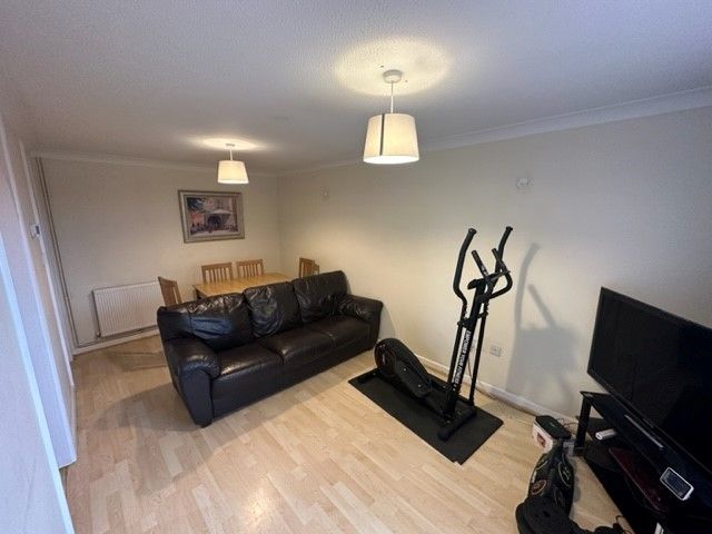 2 bed flat for sale in Sagecroft Road, Thatcham RG18, £185,000