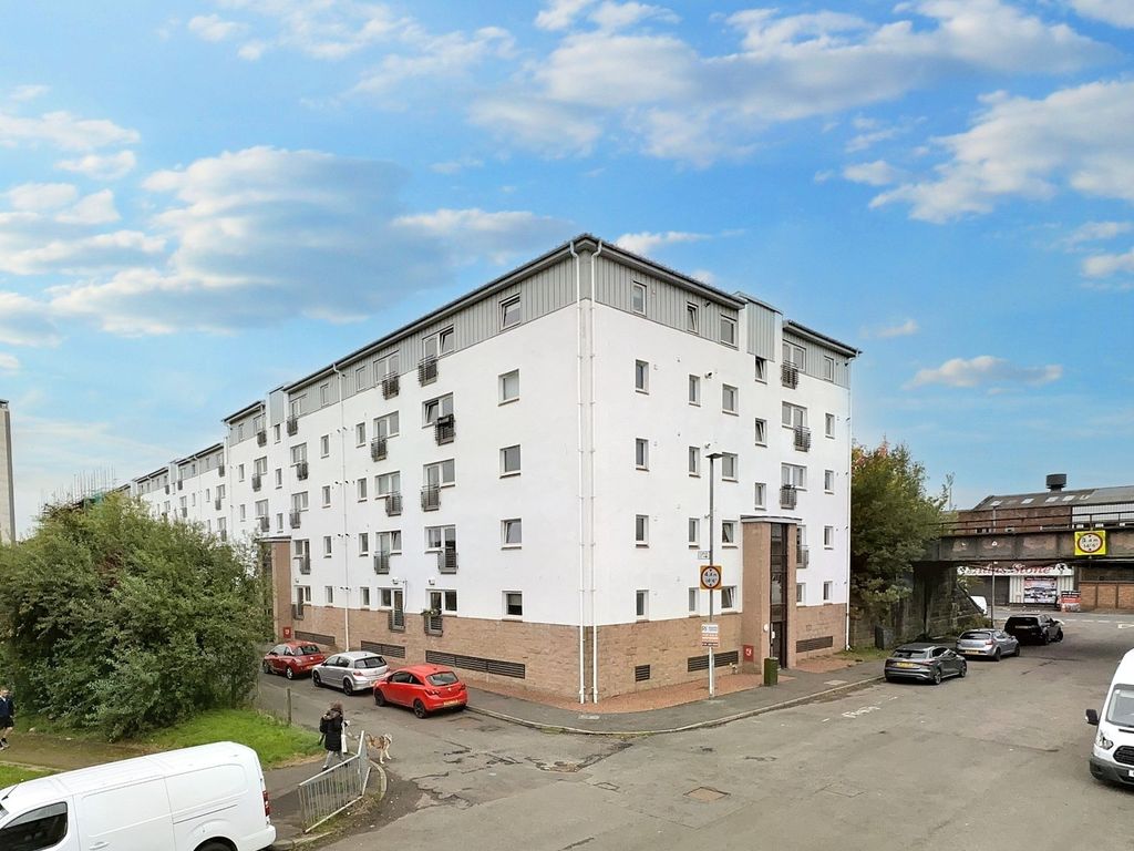 2 bed flat for sale in Curle Street, Glasgow G14, £99,000