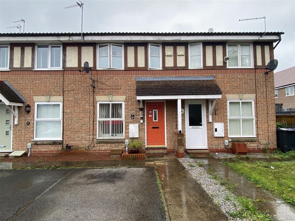 2 bed property for sale in The Chilterns, Hull HU9, £80,000