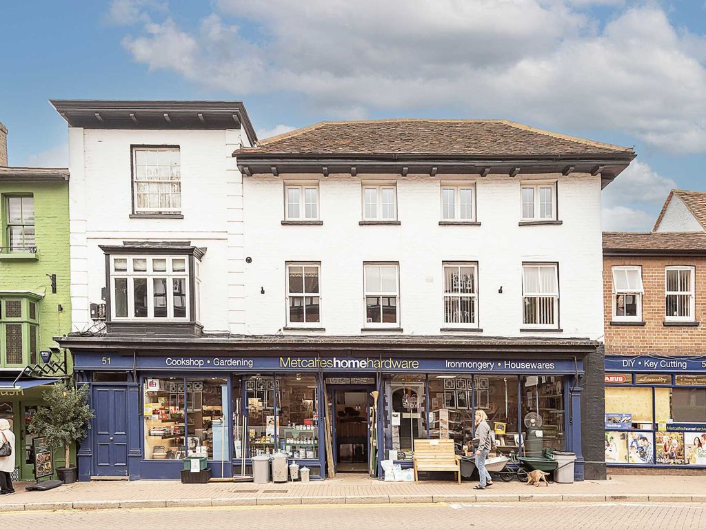 2 bed flat for sale in High Street, Tring HP23, £300,000