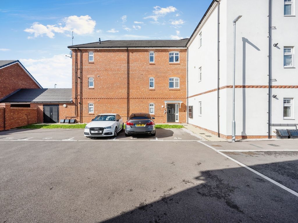 2 bed flat for sale in Bluebell Croft, Dunstable LU5, £129,000