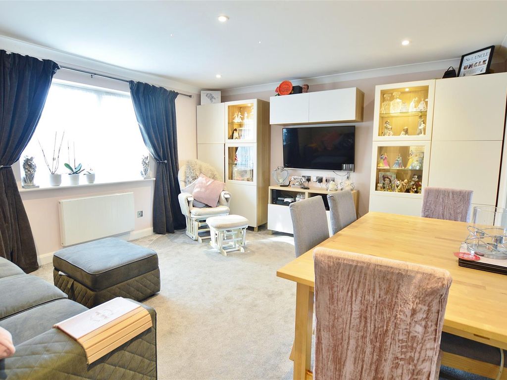 2 bed flat for sale in Wentworth Avenue, Slough SL2, £115,000