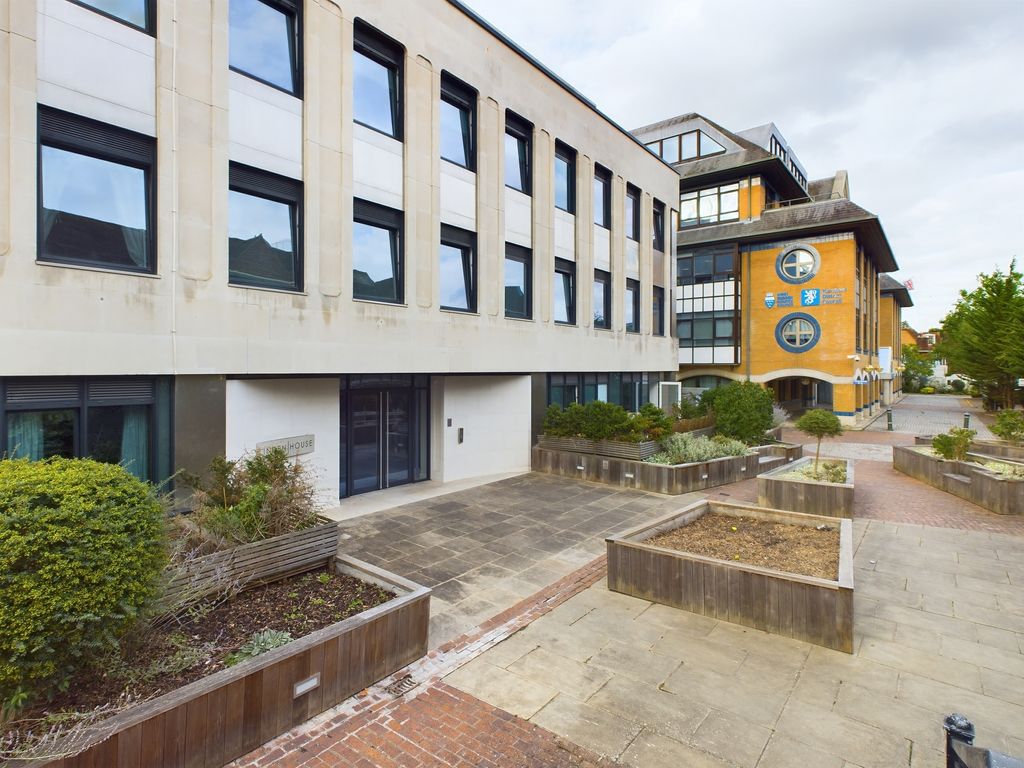 1 bed flat for sale in Chart Way, Horsham RH12, £255,000