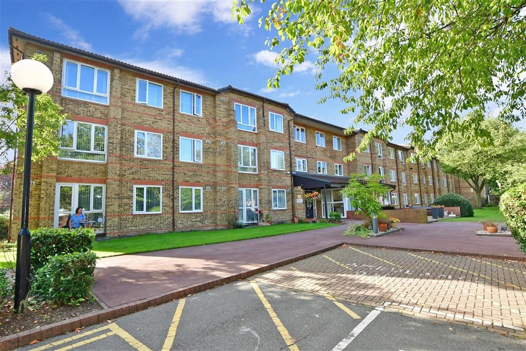 1 bed flat for sale in Cambridge Road, London E11, £132,000