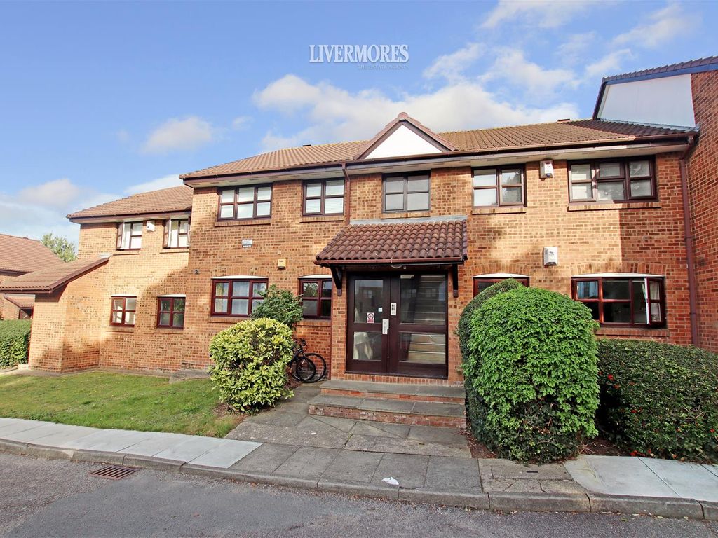 2 bed flat for sale in Bishops Court, Greenhithe DA9, £190,000