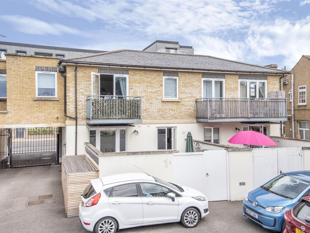 1 bed flat for sale in Brighton Road, Surbiton KT6, £299,950