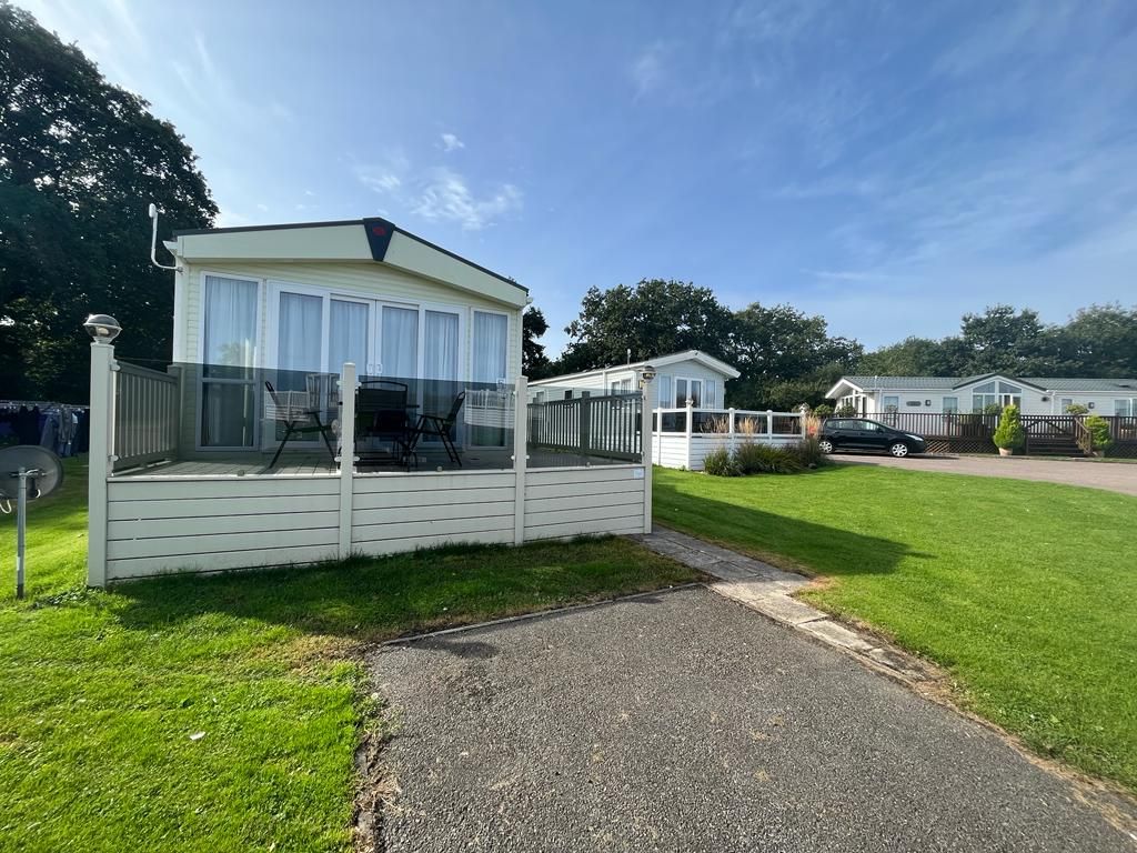 2 bed mobile/park home for sale in Carlton Meres Holiday Park, Carlton, Saxmundham IP17, £120,000